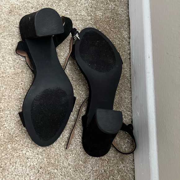 Black heels - Picture 2 of 2